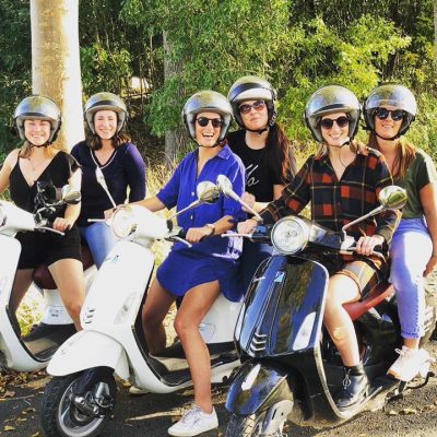 Vespa tour Gent – groep Vespa’s klaar voor vertrek
